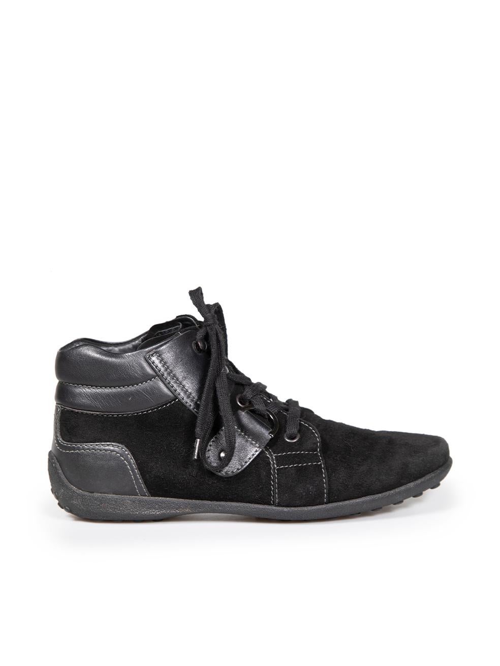 L'ÉTAT est très bon. L'usure minimale des baskets est évidente. Usure minime au niveau du bord de l'orteil en daim sur cet article de revente de designer Tod's d'occasion.
 

 

 

 Détails
 

 

 Noir
 

 Suède
 

 Formateurs
 

 Haut de gamme
 

