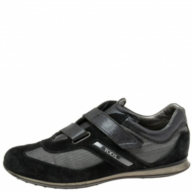 Profitez de l'aisance des chaussures avec cette paire de baskets signée Tod's. Conçues à partir de matériaux nobles, elles sont dotées de bouts ronds, de bandes velcro sur l'empeigne et d'un logo sur les côtés. Les semelles intérieures en cuir et