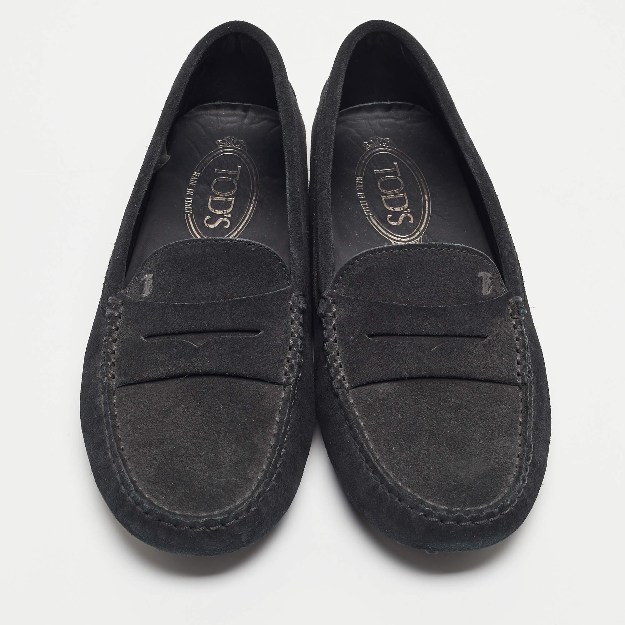 Tod's Black Suede Penny Loafers Size 38.5 In Excellent Condition For Sale In Dubai, Al Qouz 2