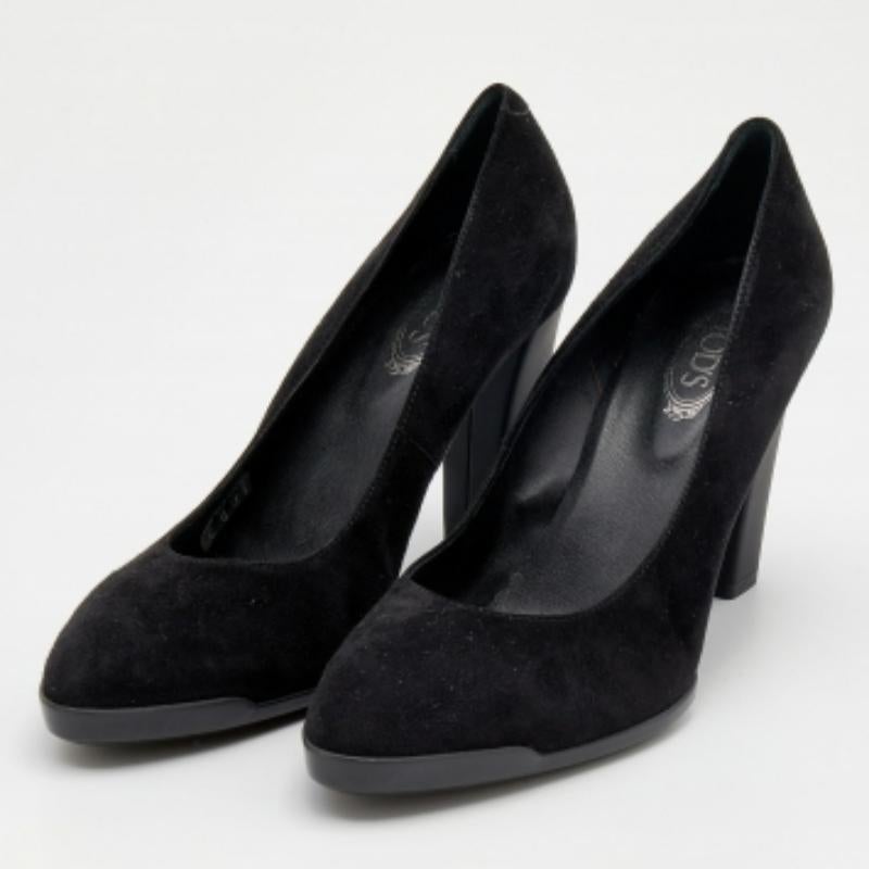 Elegante en negro, este par de zapatos Tod's tiene una construcción duradera y un atractivo elevado. Los tacones de 9,5 cm de estos zapatos realzarán tu atuendo y están equilibrados sobre resistentes suelas de goma. Fabricado en ante, este par es
