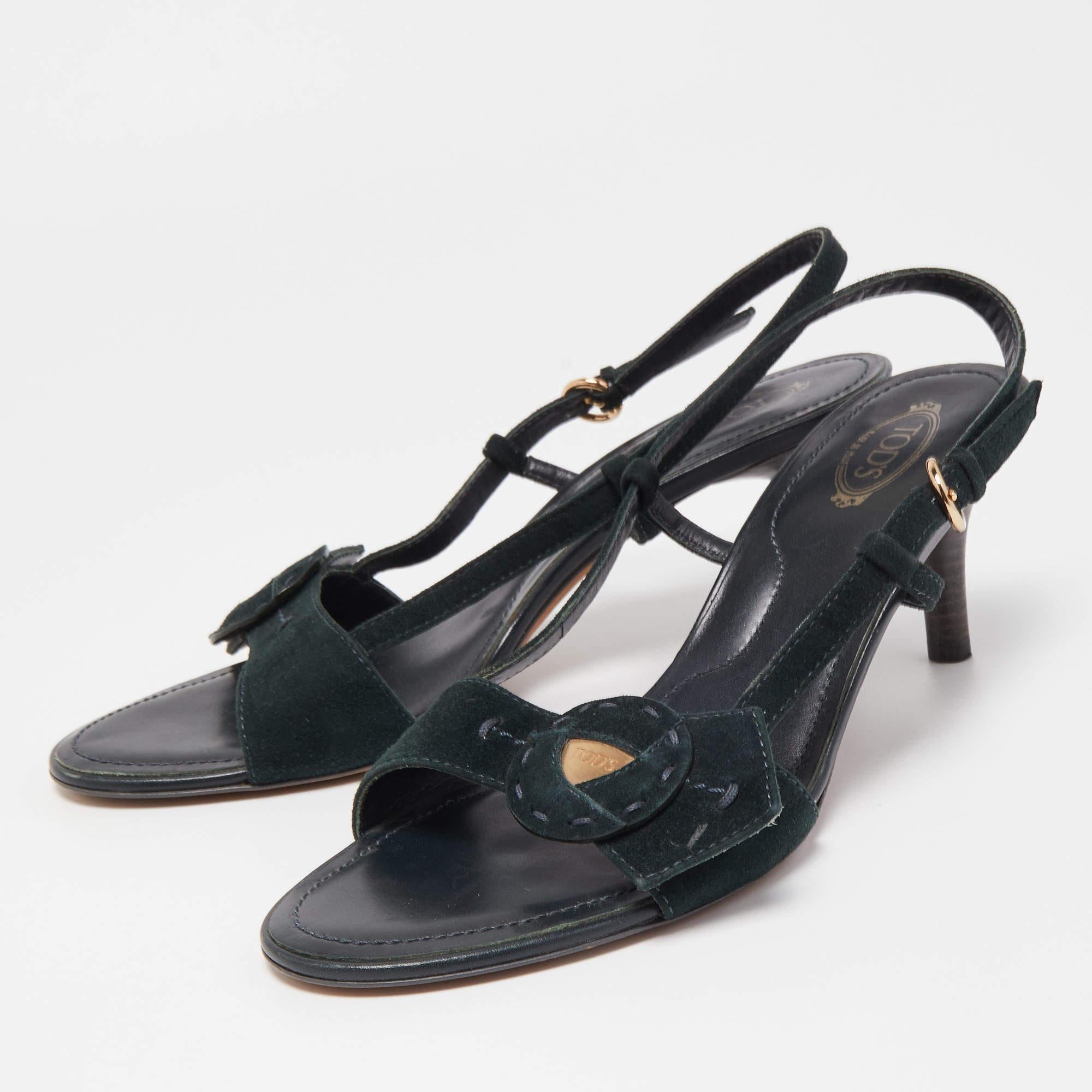 Questi sandali incorniceranno i tuoi piedi in modo elegante. Realizzate con materiali di qualità, sfoggiano un look di classe, solette confortevoli e tacchi resistenti.