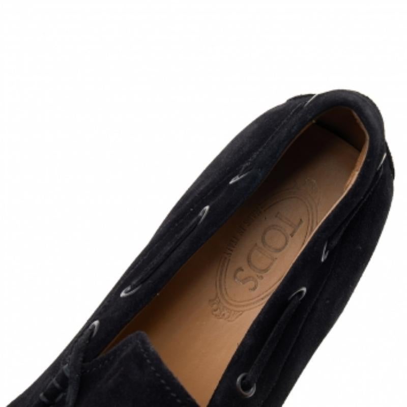 Exprimez charme et sophistication en marchant avec ces mocassins de la maison Tod's. Elles sont conçues en daim noir sur l'extérieur, avec un embellissement en forme de nœud perché sur les empeignes. Elles sont faciles à enfiler et dotées