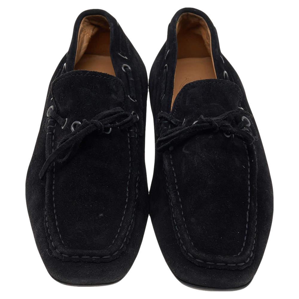 Exude charm and sophistication as you walk in these loafers from the House of Tod's. They are designed using black suede on the exterior, with a bow embellishment perched on the vamps. They feature an easy slip-on style and black-toned hardware.

