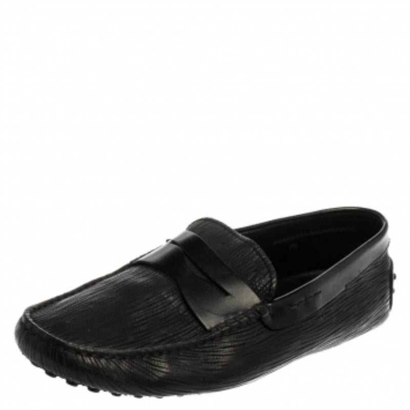 Diese eleganten und luxuriösen Loafers von Tod's werten Ihre Outfits auf und verleihen ihnen eine besondere Note. Sie sind sorgfältig aus strukturiertem Leder gefertigt und mit feinen Nähten und Penny-Keeper-Riemen versehen. Das Paar ist mit einer