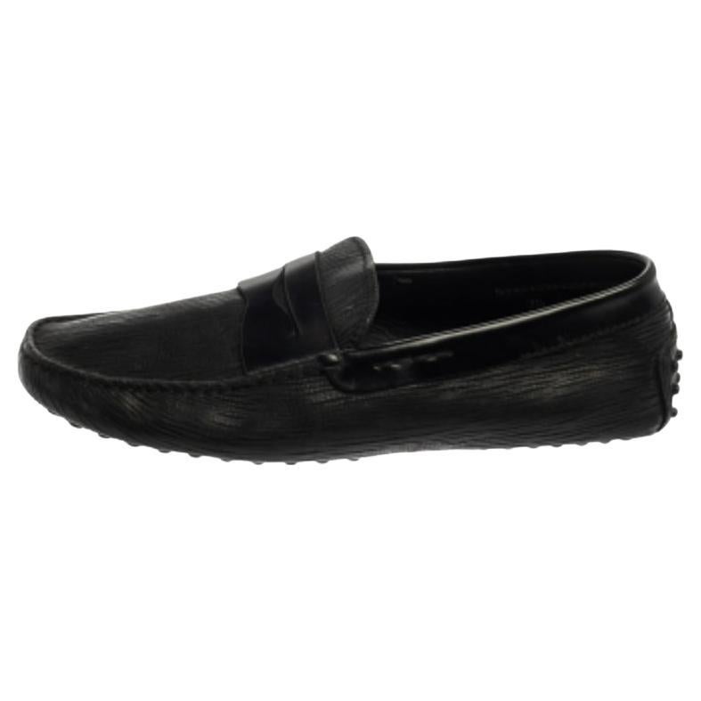Tod's Penny Loafer aus strukturiertem Leder in Schwarz, Größe 41,5 im Angebot