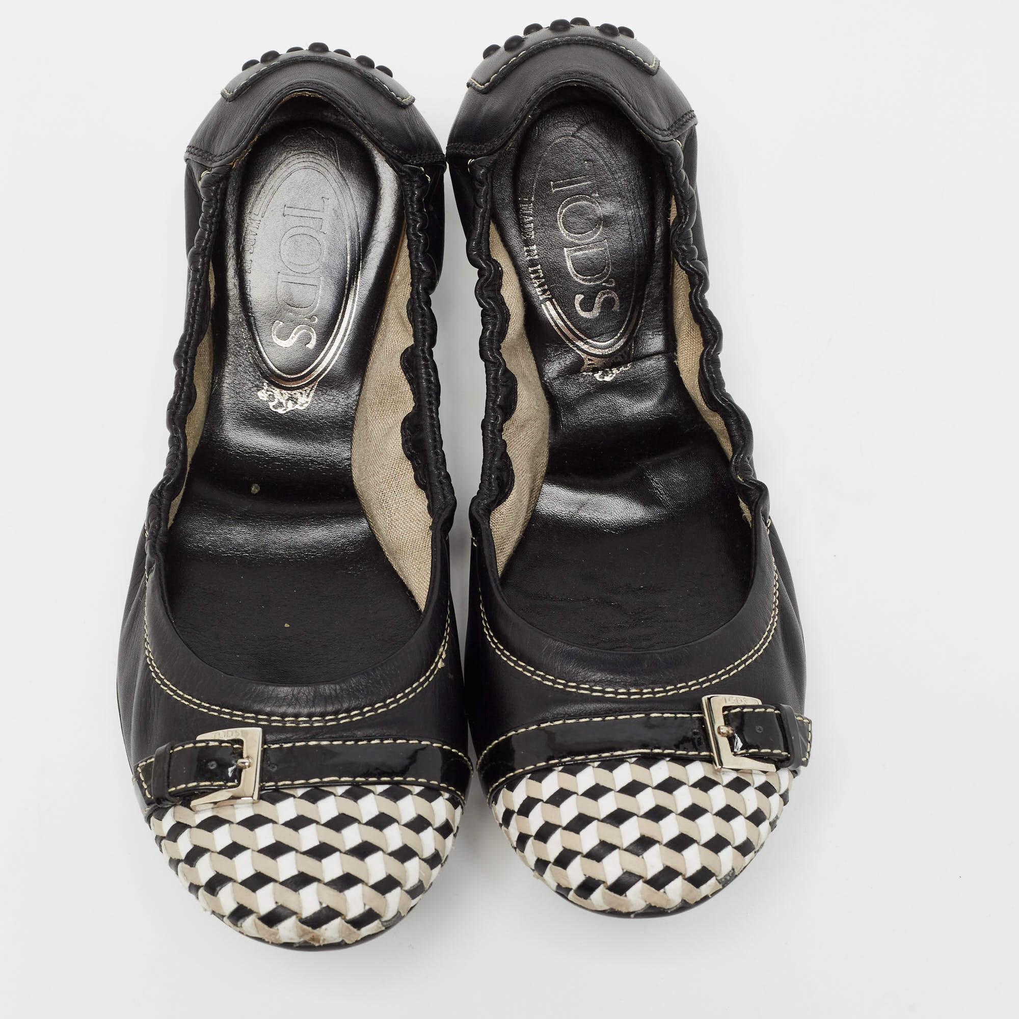 Tod's Black/White Leather Bow Detail Scrunch Ballet Flats  Size 37.5 In Good Condition For Sale In Dubai, Al Qouz 2