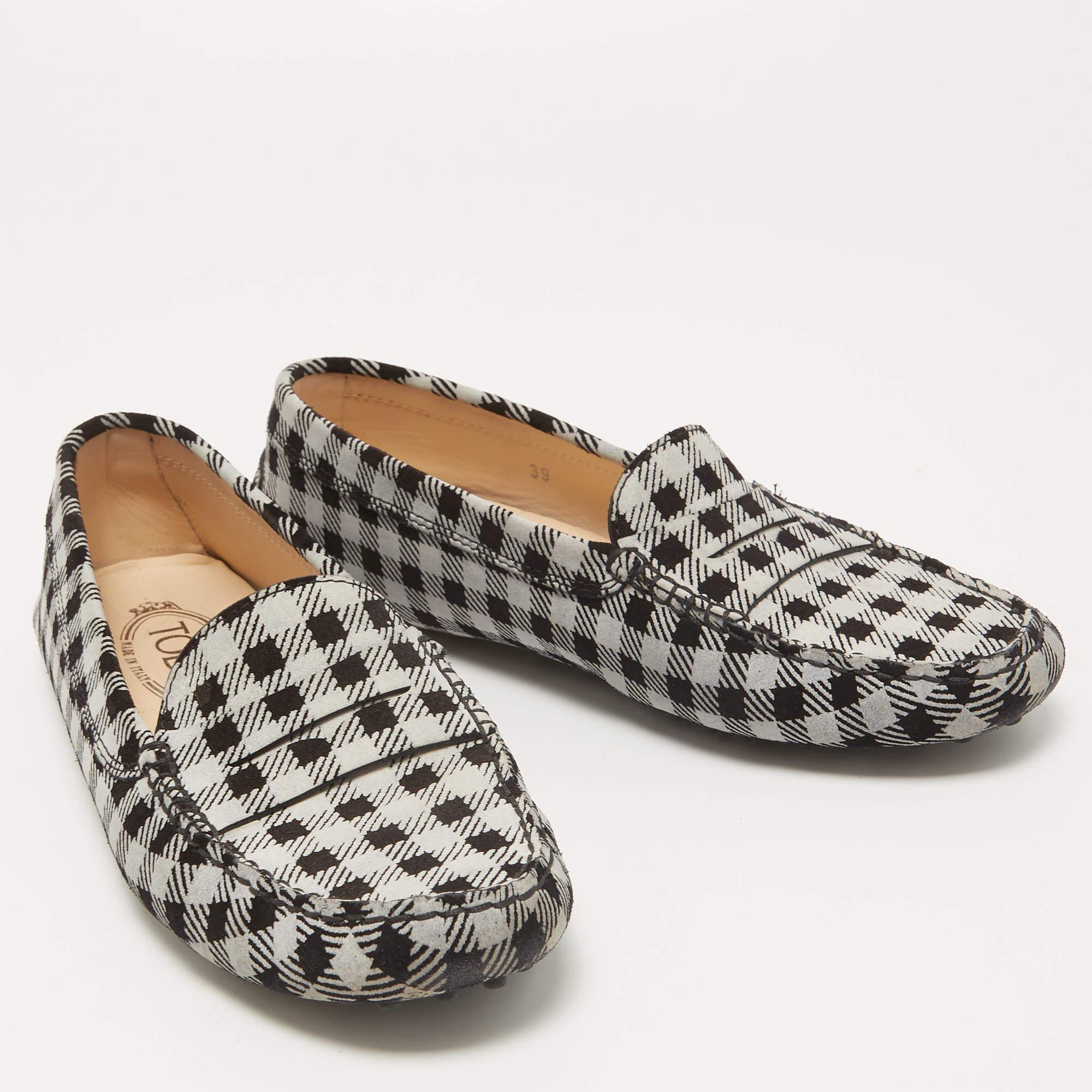 Tod's Black/White Printed Suede Penny Loafers Size 39 In Good Condition For Sale In Dubai, Al Qouz 2