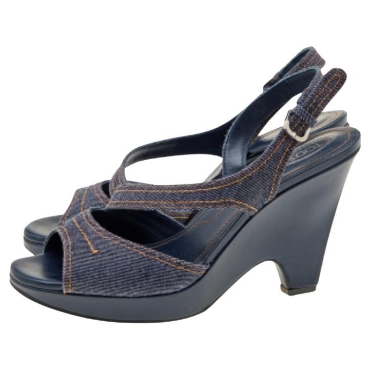 Ces sandales de la maison Tod's vous aideront à faire chaque pas avec confiance, luxe et style ! Ils sont fabriqués à partir de denim bleu sur l'extérieur. Ils présentent des orteils ouverts, un escarpin et des talons compensés. Ces sandales