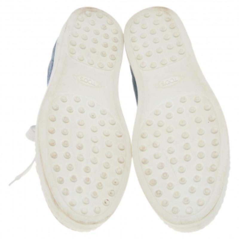 Conçues pour apporter du confort, ces baskets signées Tod's sont parfaites pour toutes les saisons. Elles ont été confectionnées en daim scintillant et sont dotées d'une simple empeigne à lacets.