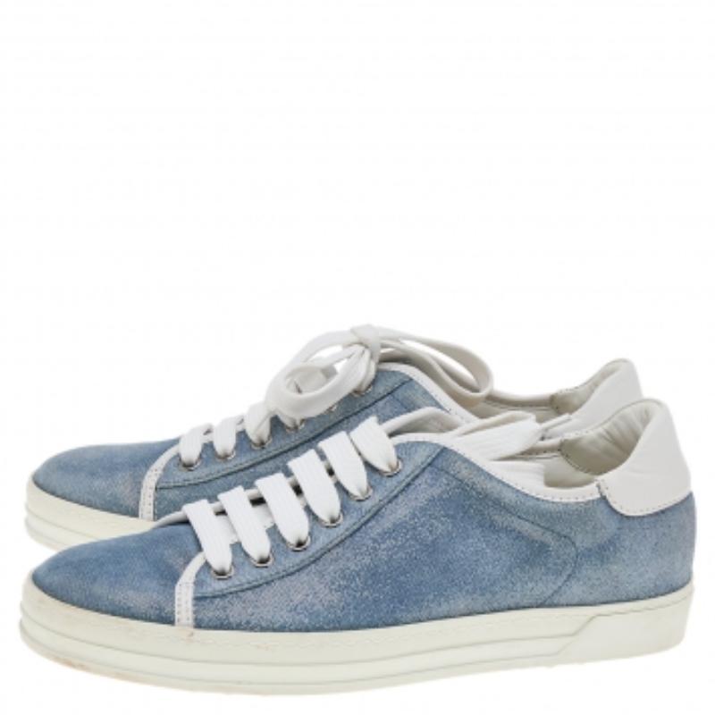 Tod's Baskets basses en daim bleu pailleté taille 36,5 Bon état - En vente à Dubai, Al Qouz 2