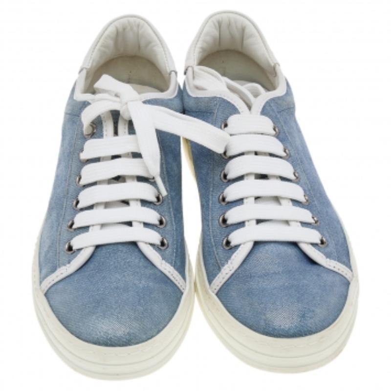 Tod's Baskets basses en daim bleu pailleté taille 36,5 en vente 1