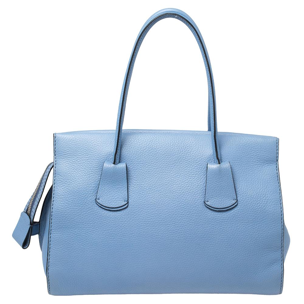 Made by Tod's, this tote is a perfect balance of elegance and practical utility. It is prepared from leather to a refined design. The nylon lining is durable. Complement your ensemble by adorning this spacious tote in blue.

Includes: Original