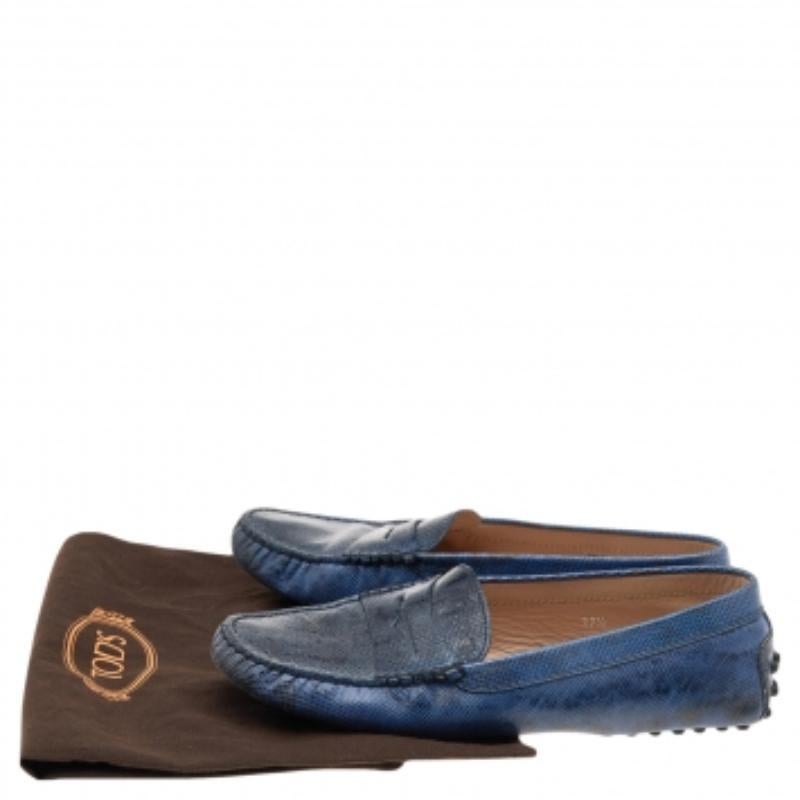 Ace every casual look with this pair of Gommino loafers from Tod's. Meticulously crafted from Karung leather in the shade of blue, they feature penny strap details all over and leather-lined insoles. The loafers are completed with rubber pebbled