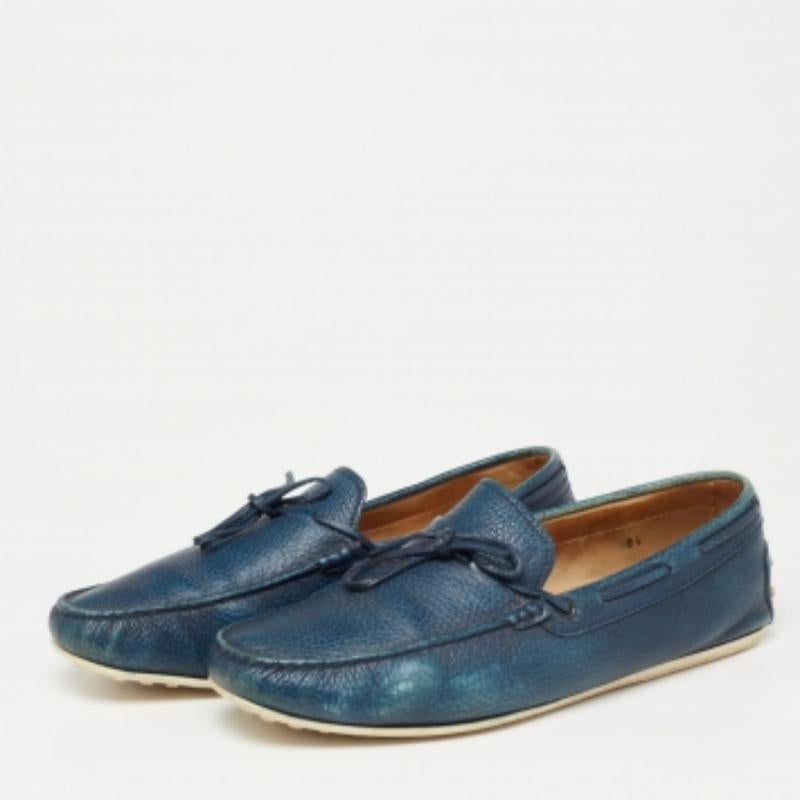 From the House of Tod's comes these classy and trendy loafers to elevate the look of your casual attire. They are crafted using blue leather on the exterior, with a bow accent placed on their vamps. They are completed in a slip-on manner. Pair these