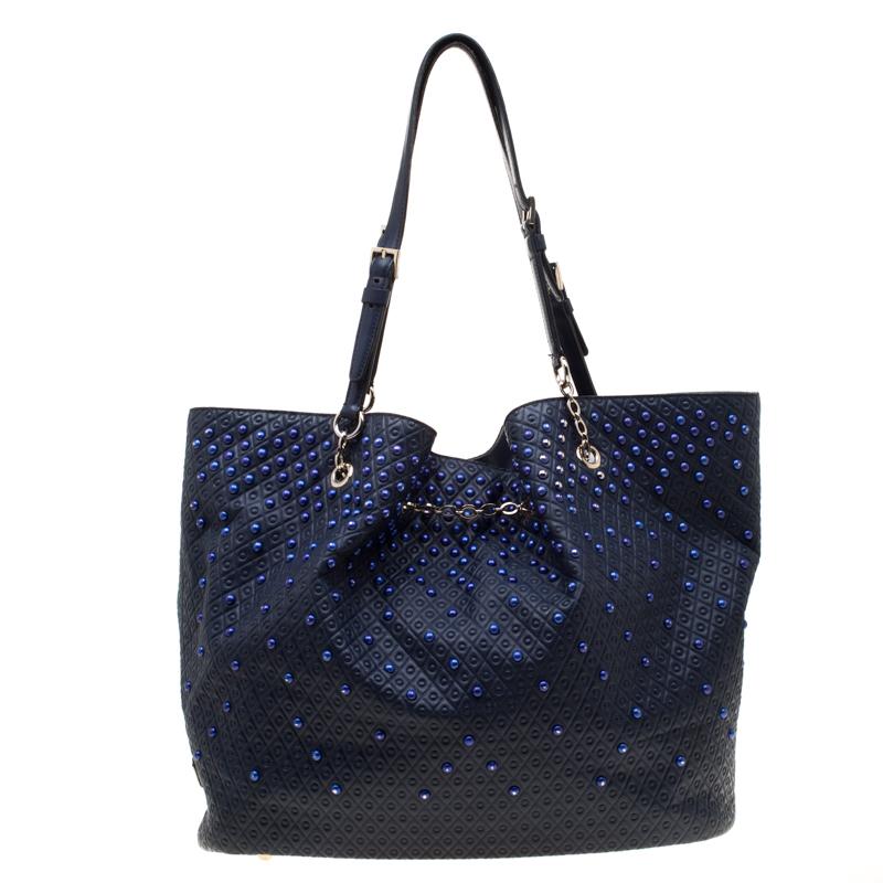 Make everyone nod in approval when you step out swaying this Tod's tote. The blue bag has an embossed exterior accompanied by studs and two adjustable handles. It is crafted from leather and lined with fabric. The interior is spacious and will hold