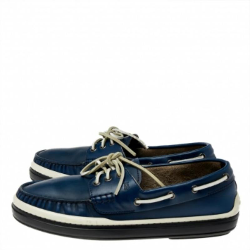Sii in pieno comfort con queste scarpe da barca della maison Tod's. Realizzate meticolosamente in pelle, queste scarpe presentano un elegante esterno bianco e blu con chiusura a lacci. I mocassini sono dotati di solette foderate in pelle e suole in