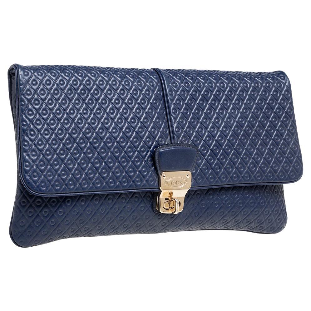 It is so easy to fall in love with this clutch from Tod's. Blue in shade and stunning in appeal, this creation will be a fantastic addition to your closet. Meticulously crafted from signature leather, this clutch comes styled with a flap that opens