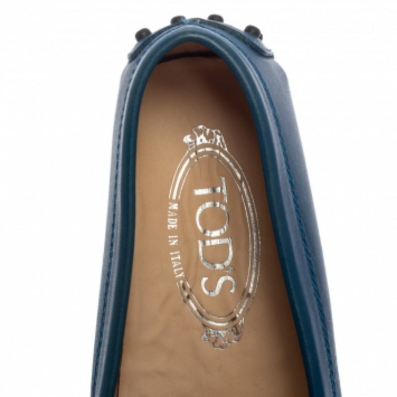 Tod's Blue Leather Slip On Loafers Size 35 In Excellent Condition For Sale In Dubai, Al Qouz 2