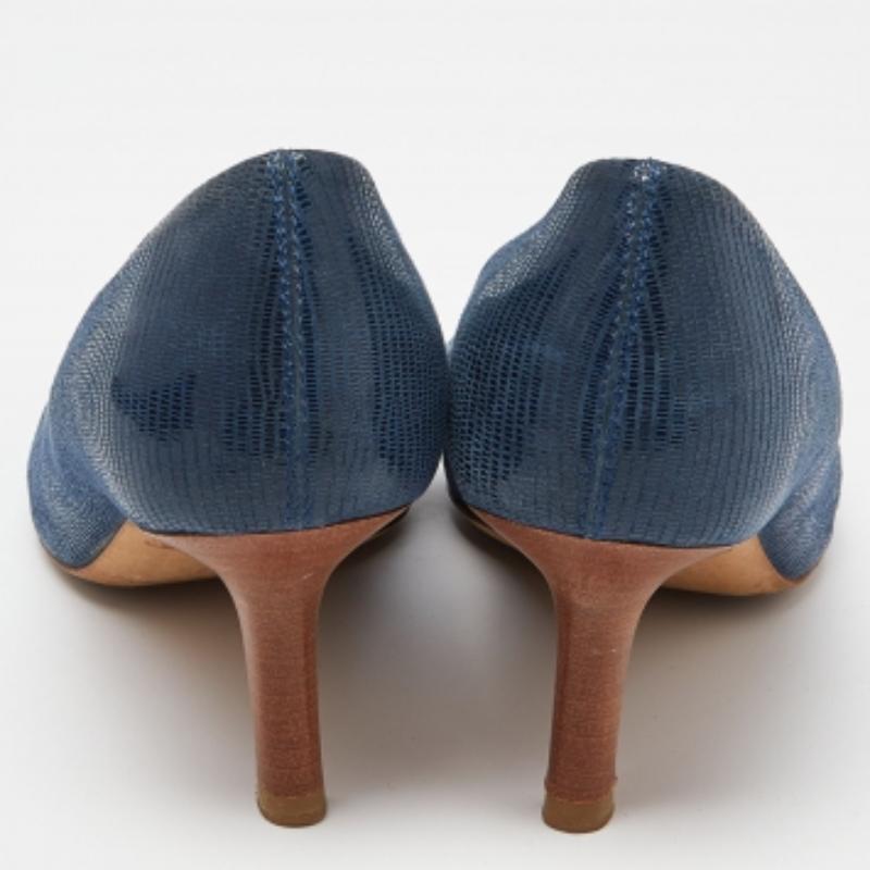 Très confortable et pleine de style, cette paire d'escarpins signée Tod's complétera sans effort vos tenues de travail. Elles ont été confectionnées en cuir embossé de lézard et sont montées sur des talons de 7 cm.