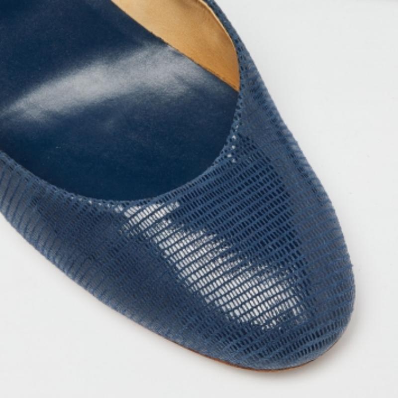 Tod's - Escarpins en cuir embossé de lézard bleu - Taille 38,5 État moyen - En vente à Dubai, Al Qouz 2