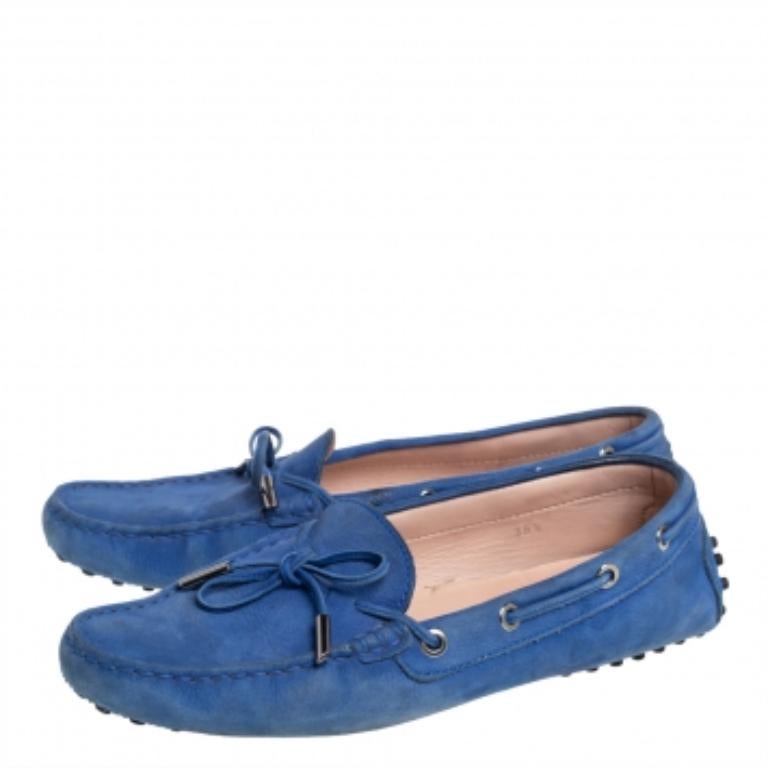 Nail every casual look with this pair of Gommino loafers from Tod's. Meticulously crafted from nubuck leather in the shade of blue, they feature bow details on the vamps and leather-lined insoles. The loafers are completed with rubber pebbled