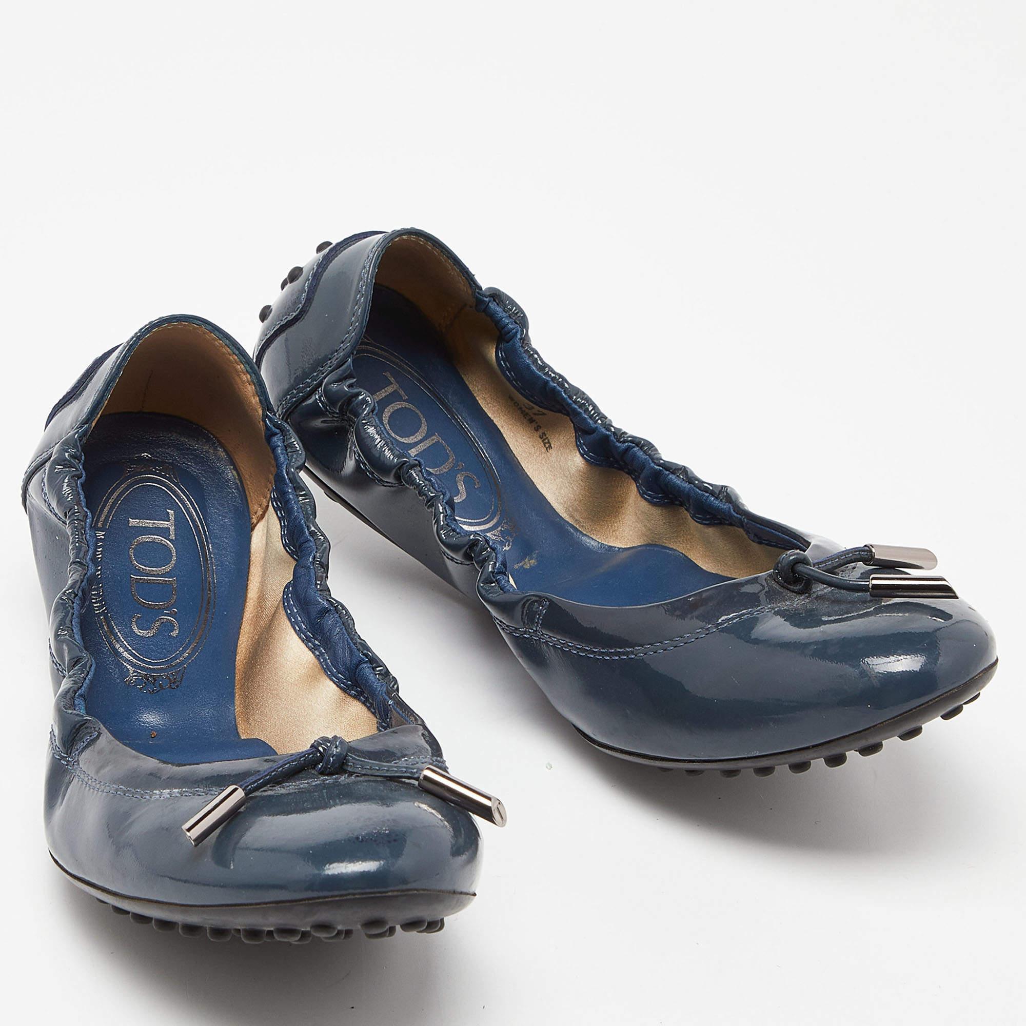 Tod's Blue Patent Leather Bow Scrunch Ballet Flats Size 37 In Good Condition For Sale In Dubai, Al Qouz 2