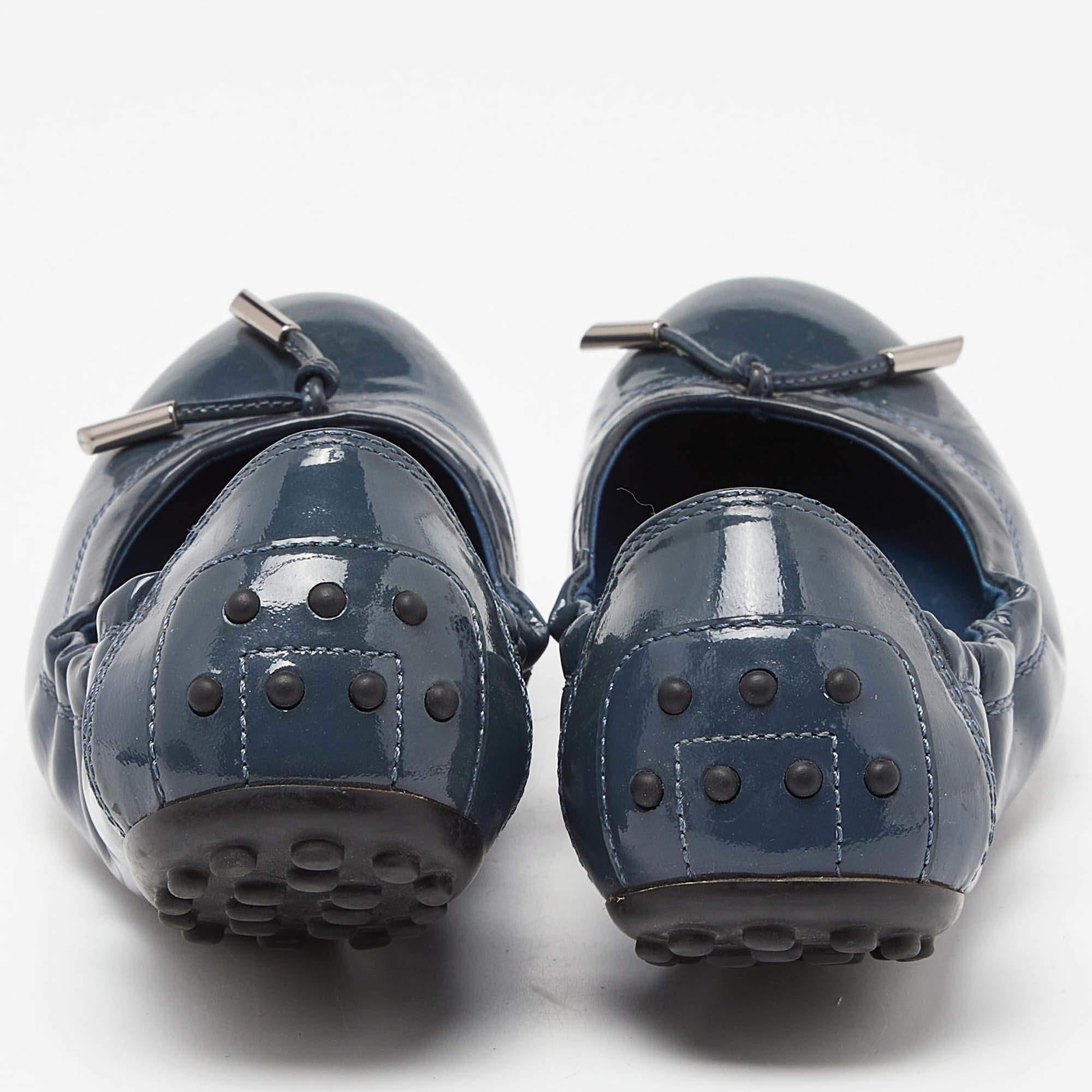 Women's Tod's Blue Patent Leather Bow Scrunch Ballet Flats Size 37 For Sale