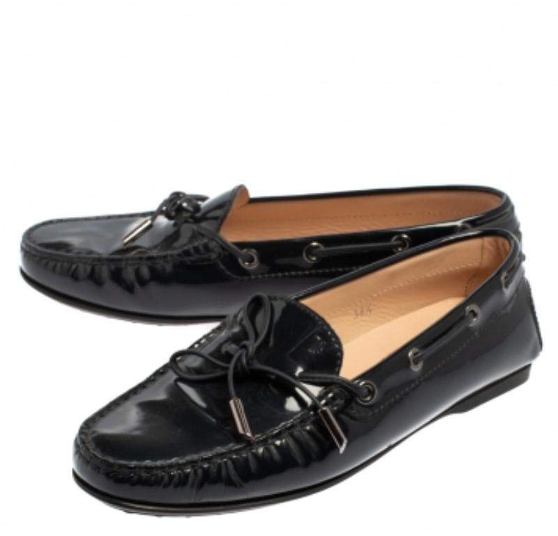 Ace every casual look with this pair of Gommino loafers from Tod's. Meticulously crafted from patent leather in the shade of blue, they feature bow ties detailed on the uppers and leather-lined insoles. The loafers are completed with leather and