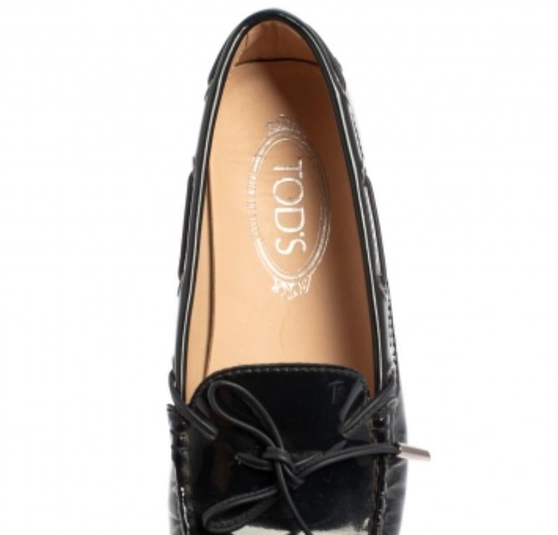Tod's Blue Patent Leather City Gommino Driving Loafers Size 36.5 In Good Condition For Sale In Dubai, Al Qouz 2