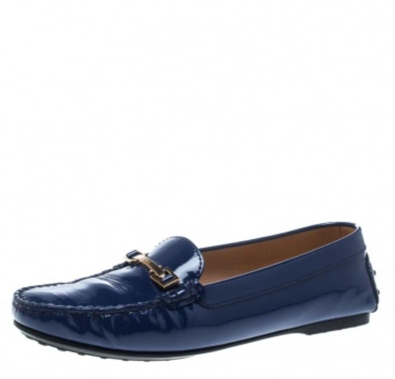 Tod's - Mocassins en cuir verni bleu à mors, taille 38,5 Bon état - En vente à Dubai, Al Qouz 2