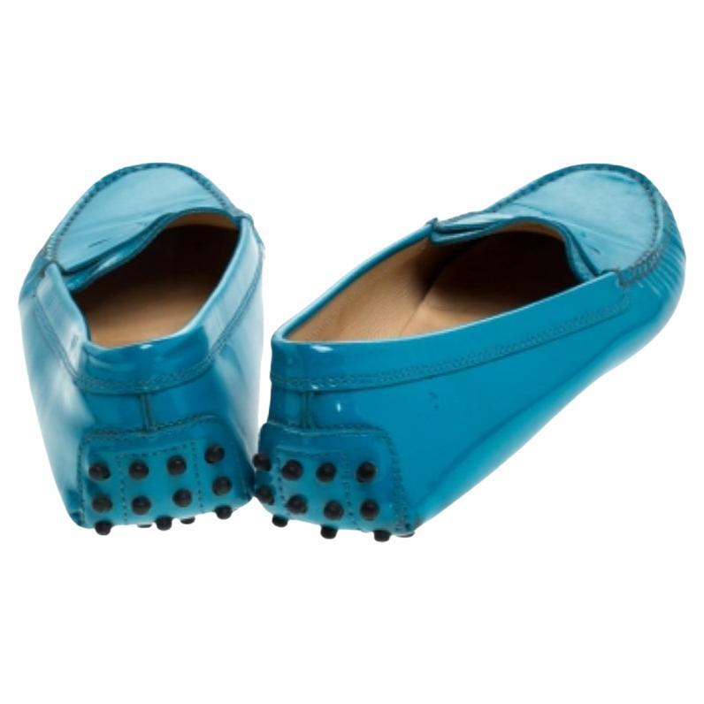 Élégants et luxueux, ces penny loafers signés Tod's rehausseront vos tenues en leur apportant une touche de mode. Méticuleusement confectionnés en cuir verni, ils présentent des surpiqûres fines et des brides de maintien en forme de penny. La paire