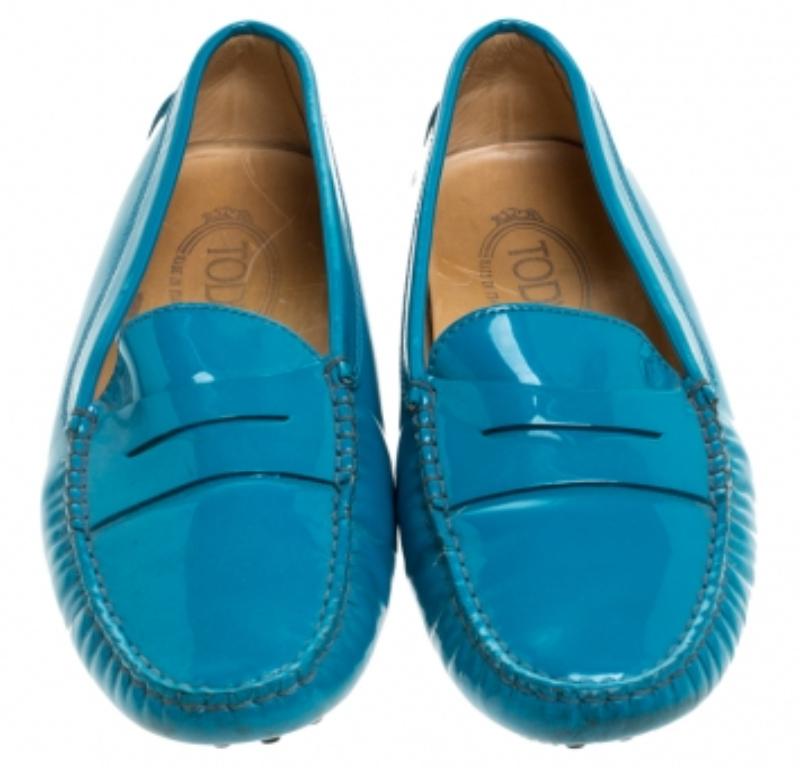 Tod's Slip On Loafers Penny en cuir verni bleu taille 38 Bon état - En vente à Dubai, Al Qouz 2