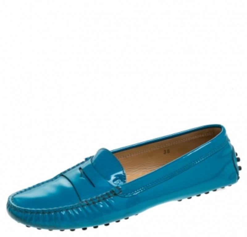 Tod's Slip On Loafers Penny en cuir verni bleu taille 38 en vente 1
