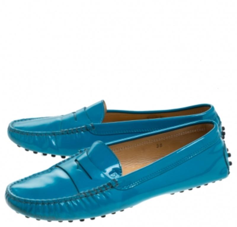 Tod's Slip On Loafers Penny en cuir verni bleu taille 38 en vente 2