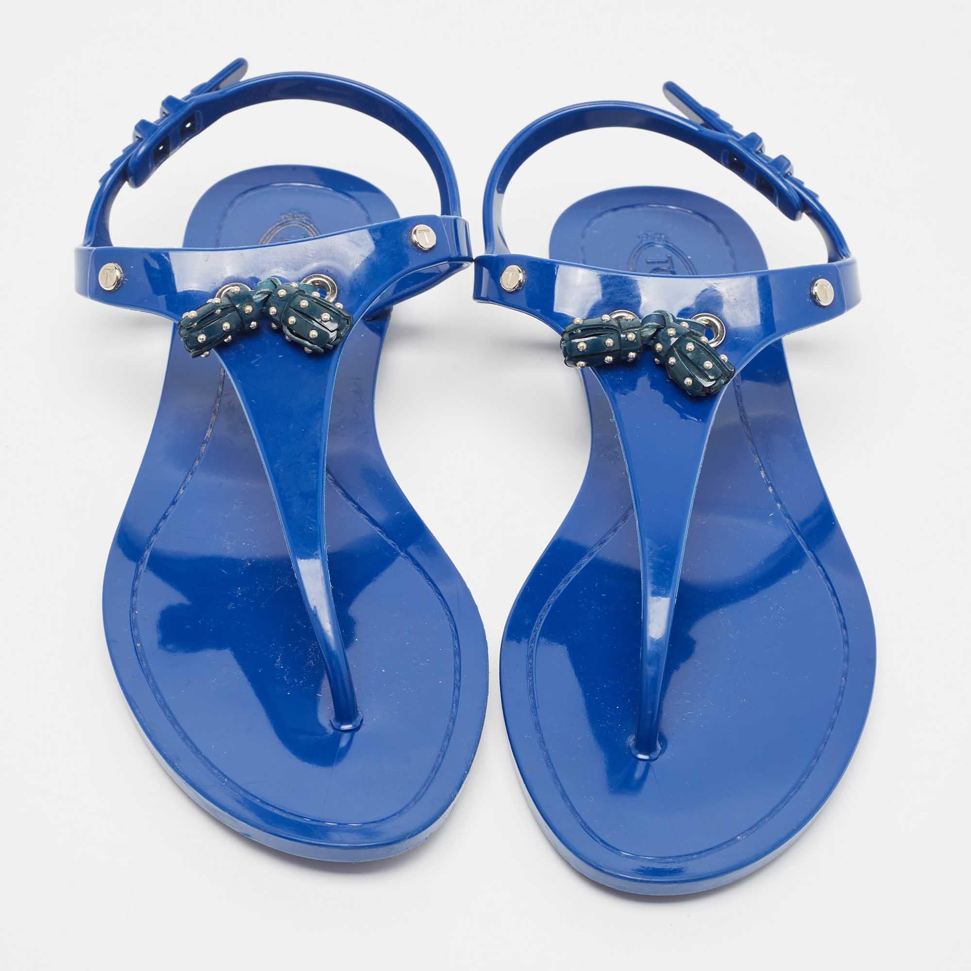 Tod's Blaue flache Zehensandalen aus Gummi mit Nieten und Quaste Größe 40 im Zustand „Gut“ im Angebot in Dubai, Al Qouz 2