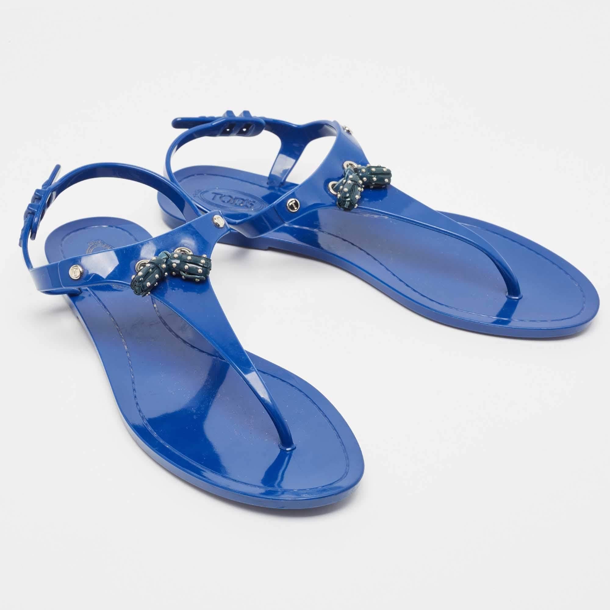 Tod's Blaue flache Zehensandalen aus Gummi mit Nieten und Quaste Größe 40 Damen im Angebot