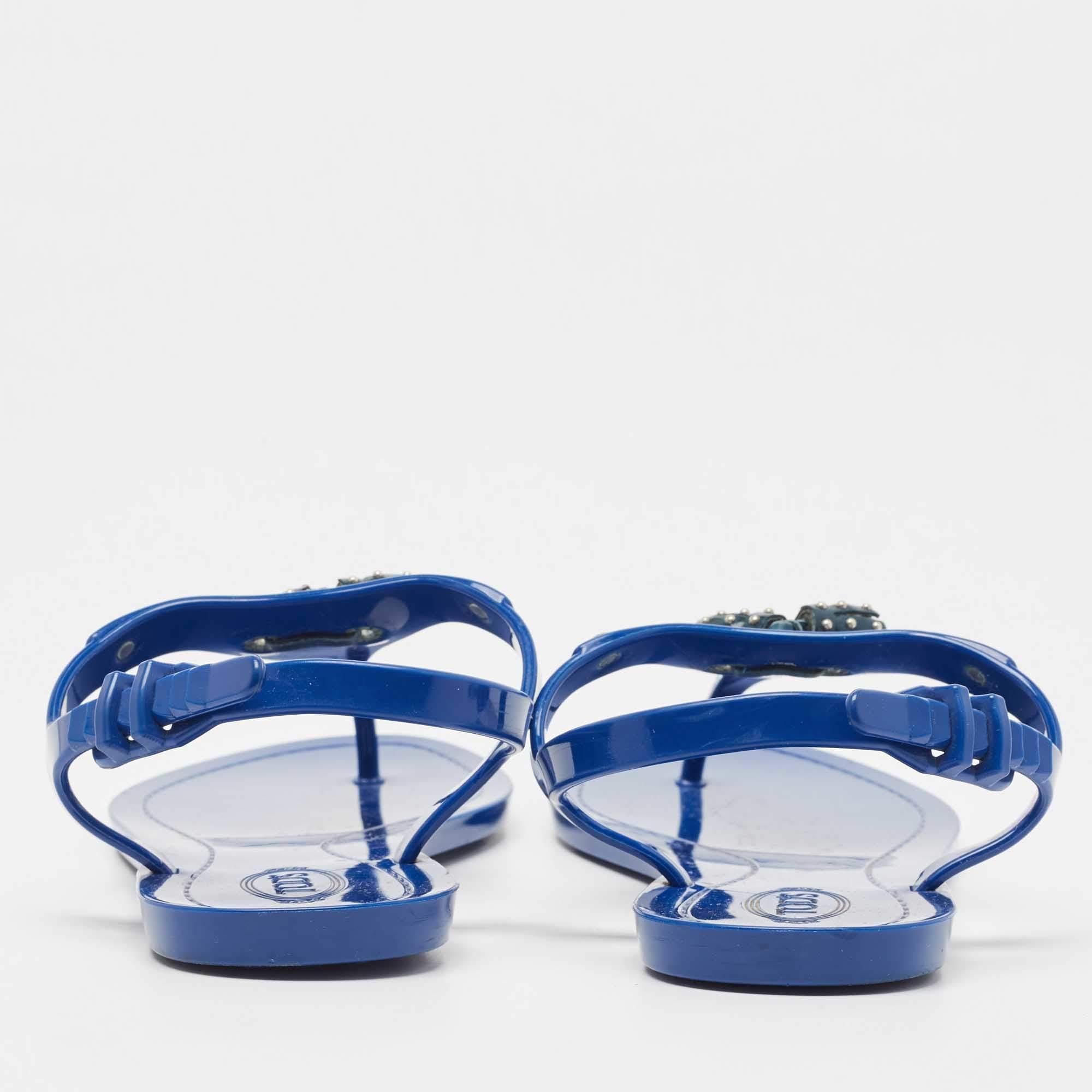 Tod's Blaue flache Zehensandalen aus Gummi mit Nieten und Quaste Größe 40 im Angebot 1