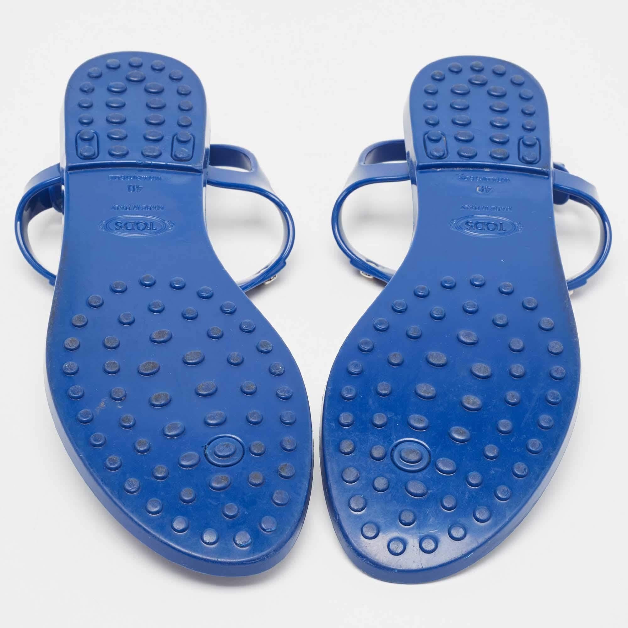 Tod's Blaue flache Zehensandalen aus Gummi mit Nieten und Quaste Größe 40 im Angebot 2