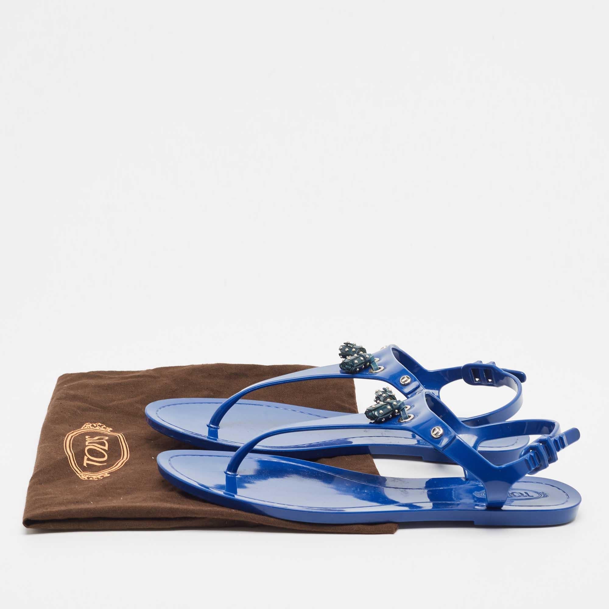 Tod's Blaue flache Zehensandalen aus Gummi mit Nieten und Quaste Größe 40 im Angebot 5