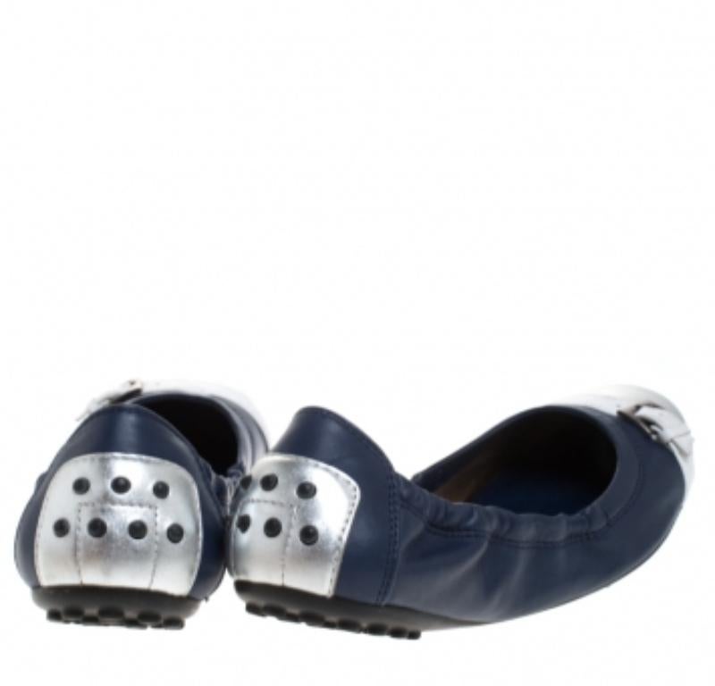 Noir Tod's Chaussures de ballet à bout ouvert en cuir bleu/argenté, taille 36,5 en vente
