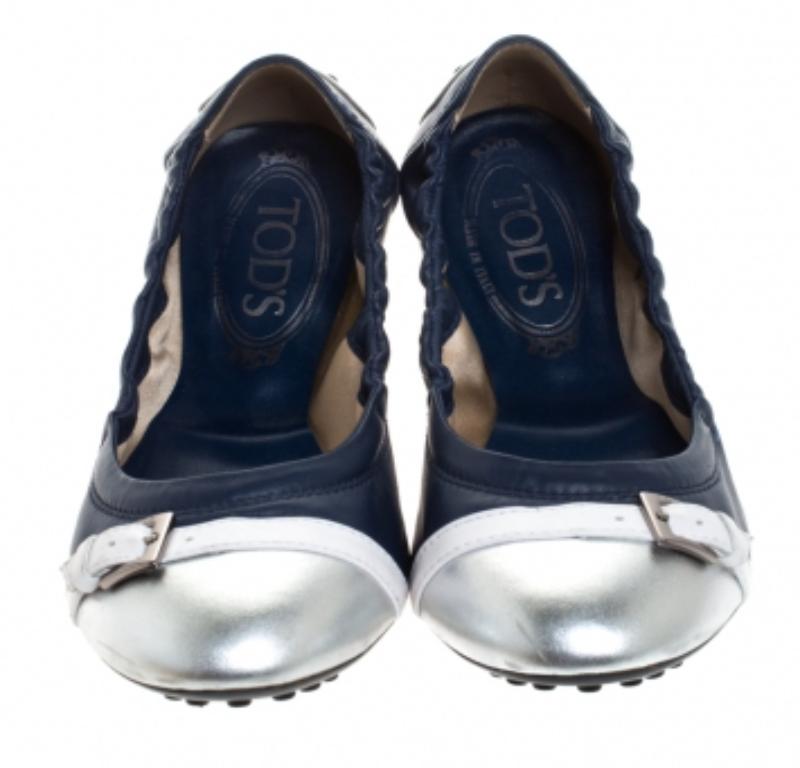 Tod's Chaussures de ballet à bout ouvert en cuir bleu/argenté, taille 36,5 Bon état - En vente à Dubai, Al Qouz 2