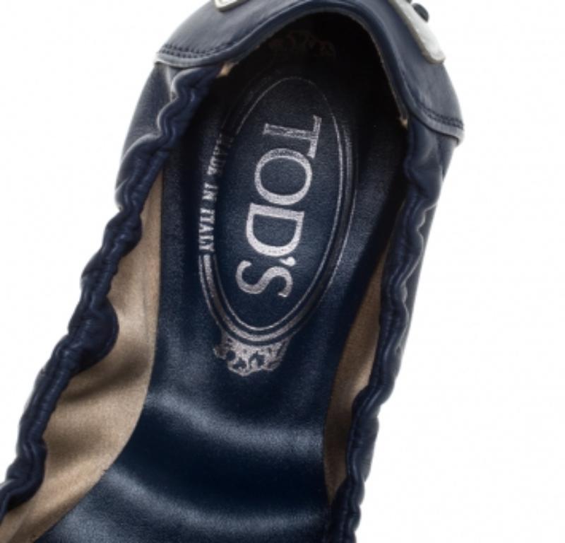 Tod's Chaussures de ballet à bout ouvert en cuir bleu/argenté, taille 36,5 Pour femmes en vente