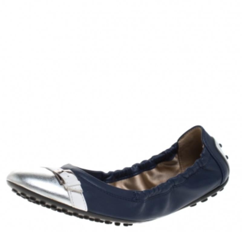Tod's Chaussures de ballet à bout ouvert en cuir bleu/argenté, taille 36,5 en vente 1
