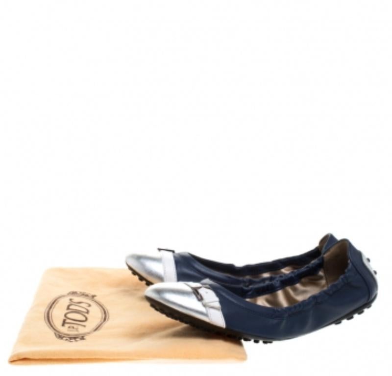 Tod's Chaussures de ballet à bout ouvert en cuir bleu/argenté, taille 36,5 en vente 3