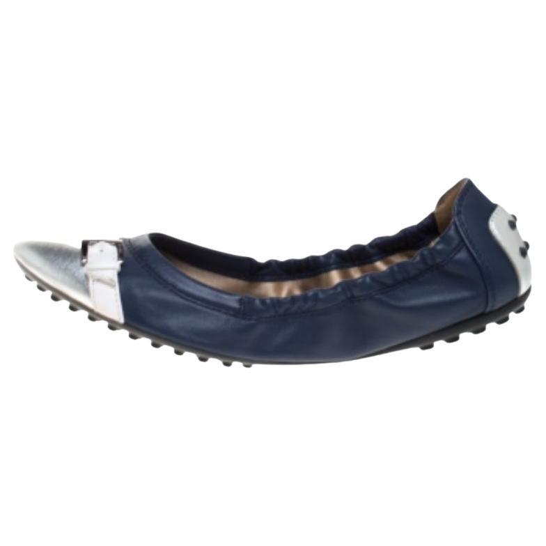 Tod's Chaussures de ballet à bout ouvert en cuir bleu/argenté, taille 36,5 en vente