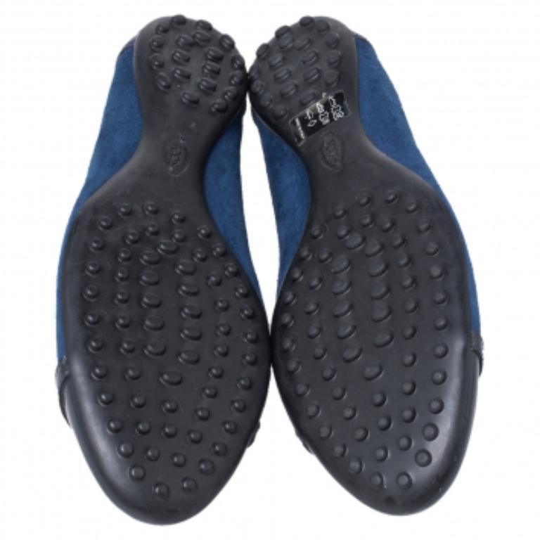 Tod's - Ballerines à bout ouvert embellies en daim bleu et cuir verni, taille 38 Bon état à Dubai, Al Qouz 2