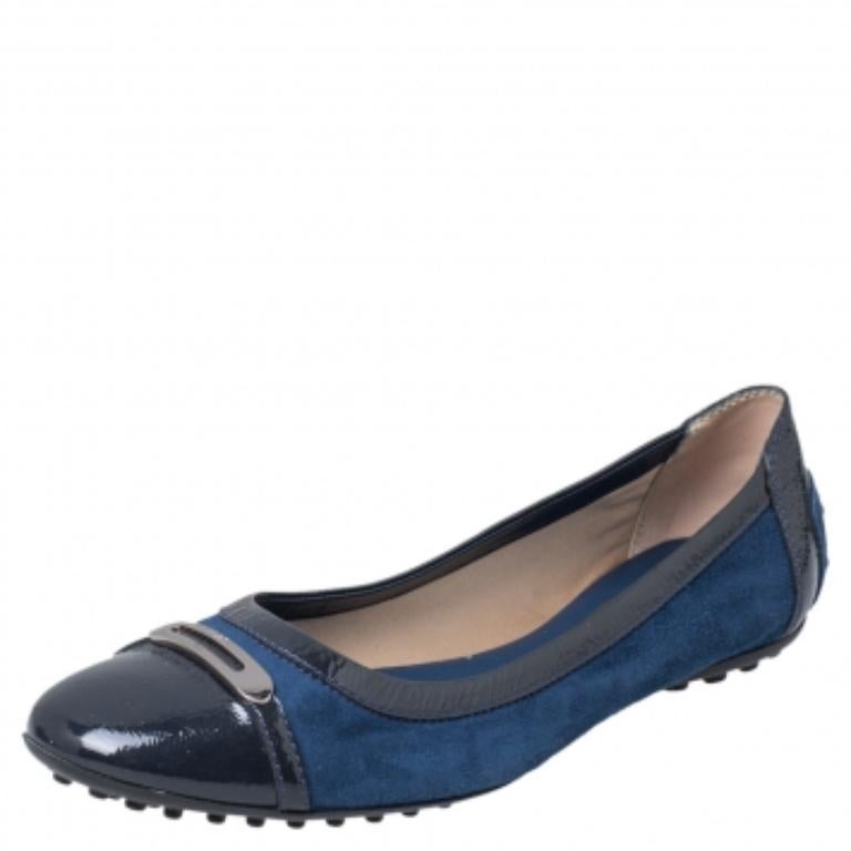 Tod's - Ballerines à bout ouvert embellies en daim bleu et cuir verni, taille 38 2