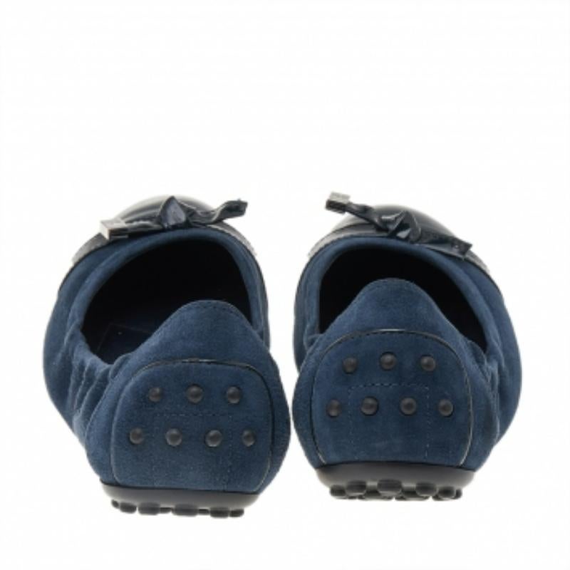 Minimalistic yet fashionable, these ballet flats from Tod's are perfect for channeling an air of elegance. These navy blue flats are crafted from suede then trimmed with patent leather and feature round toes with bow detailing. They come equipped