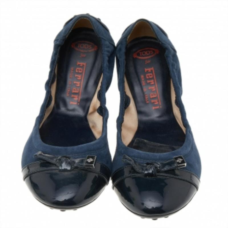 Nero Tod's Blu Suede and Patent Leather Trim Toe Cap Scrunch Ballet Flats Taglia 36.5 in vendita