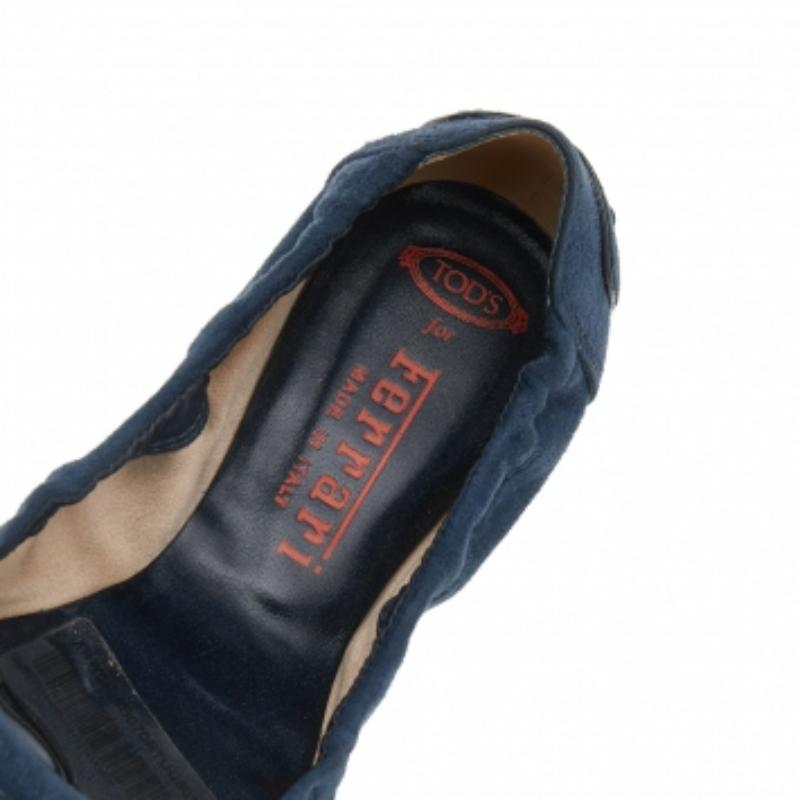 Tod's Blu Suede and Patent Leather Trim Toe Cap Scrunch Ballet Flats Taglia 36.5 In condizioni buone in vendita a Dubai, Al Qouz 2